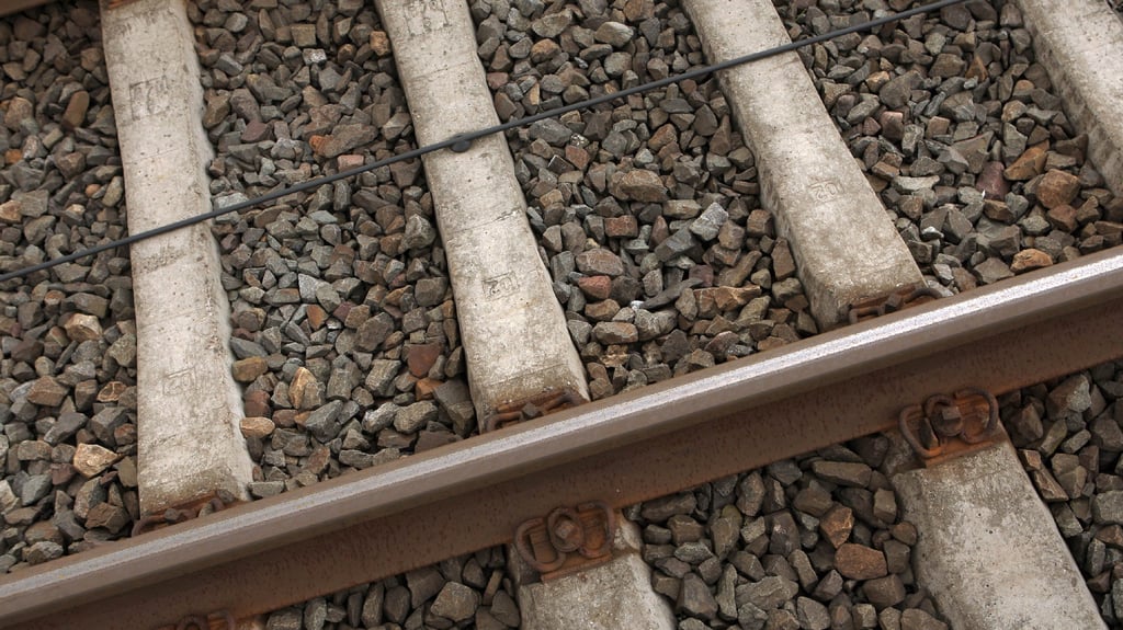 Bundesweit im Fokus: Betonschwellen auf einer Bahnstrecke. Ein bestimmter Bautyp steht im Verdacht, das Zugunglück mit fünf Toten Anfang Juni in Bayern mit verursacht zu haben.