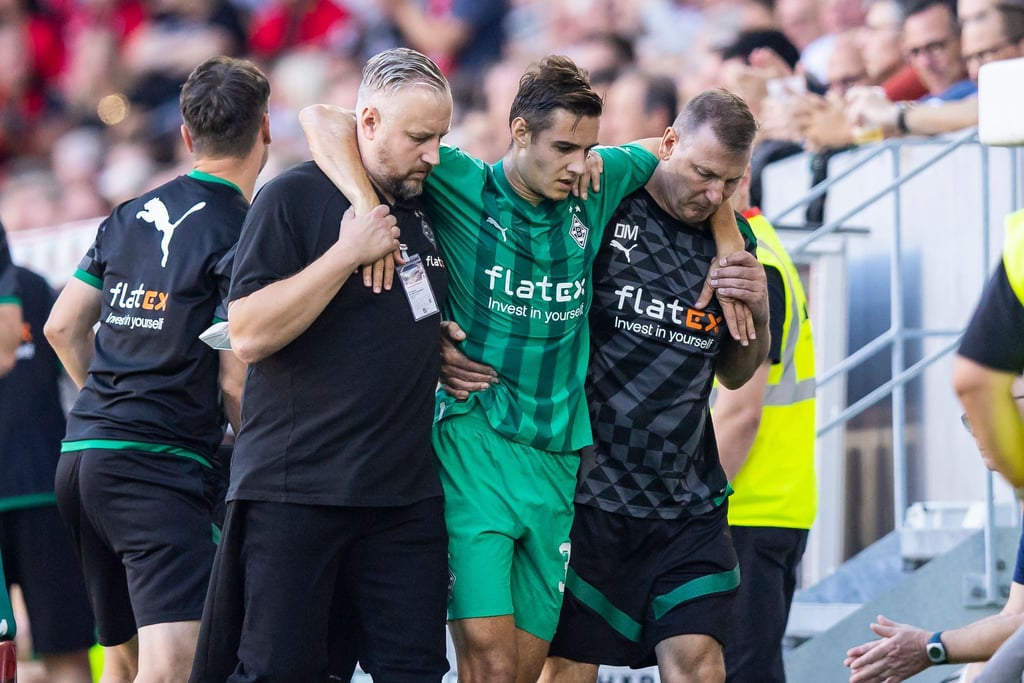Gladbachs Florian Neuhaus muss verletzt vom Platz.