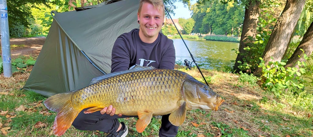 Adrian Rutsch mit einem etwa 16 Kilo schweren Karpfen, den er beim privaten Angeln im Stadtgraben in Gardelegen gefangen hat. Der Karpfen kam jedoch nicht auf den Tisch, sondern wurde nach dem Ablichten wieder in die Natur entlassen.