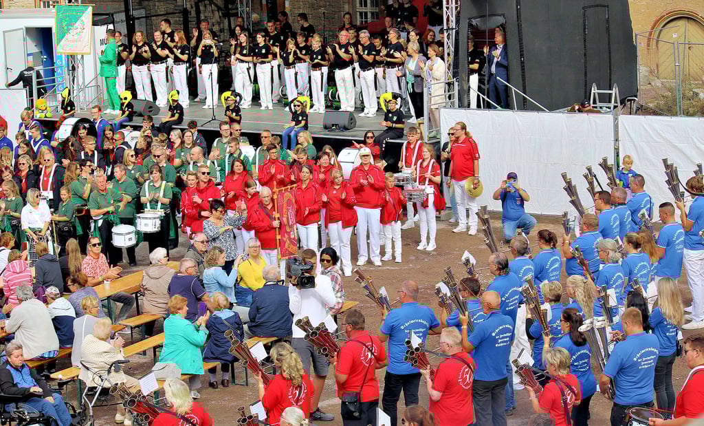 Zu Beginn des Festes nahmen alle Musikzüge vor der Bühne Aufstellung, auf der sie von den Gastgebern erwartet wurden.