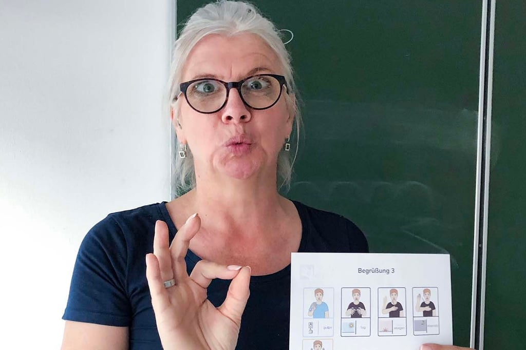 „Gut“, sagt und zeigt Susanne Wendehake-Liebrecht. Sie unterrichtet in Kursen bei der Kreisvolkshochschule Gebärdensprache.