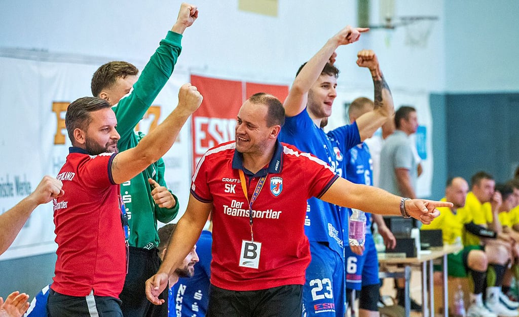 Auftakt geglückt: Der neue HCB-Trainer Svajunas Kairis (vorn rechts) jubelt mit seinem Vorgänger und jetzigen Sportlichen Leiter des Clubs, Steffen Baumgart.