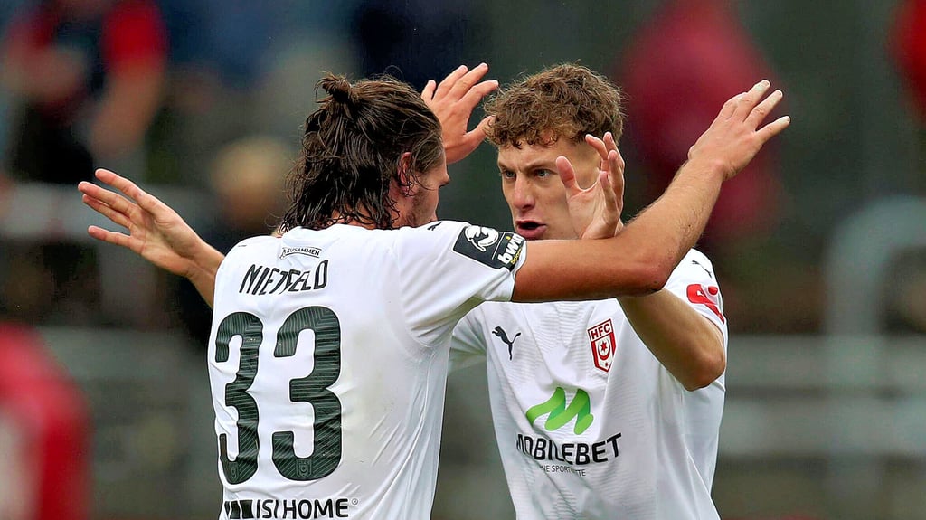 Kapitän Jonas Nietfeld (l.) und Seymour Fünger feiern den Punktgewinn in Köln.