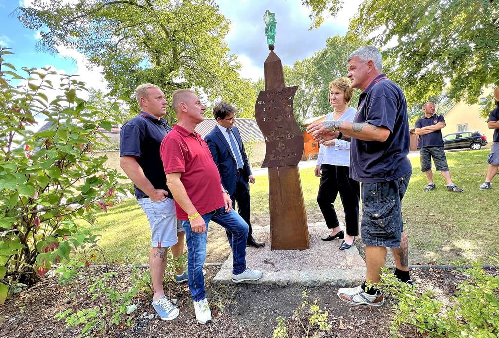 Dachauer und Retzauer Feuerwehrleute nahmen die Flut-Stele mit Dachaus OB Florian Hartmann (3.v.l.) und Andrea Nießner in Augenschein.