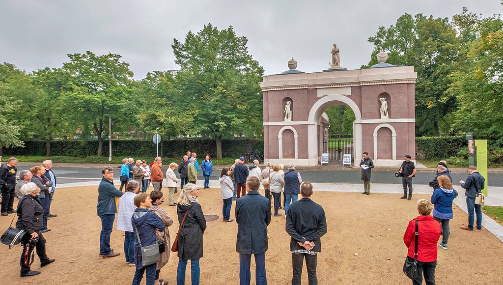 Zahlreiche Interessenten kamen zum Erdmannsdorfportal am Friedhof 1.