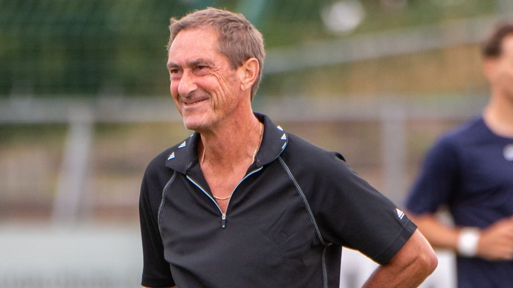 VfL-Trainer Dieter Hausdörfer war mit der Leistung seiner Mannschaft beim 0:0 in Sandersdorf nicht komplett zufrieden.