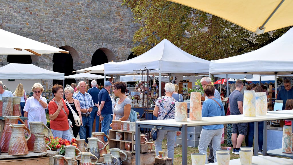 Eine große Auswahl an Töpferwaren bot der 28. Leitzkauer Töpfermarkt am Wochenende auf dem Schloss. Dabei achtet der Förderkreis Kultur und Denkmalpflege als Veranstalter stets darauf, eine Mischung aus bekannten und beliebten Töpfern und neuen Kollegen, die andere Akzente setzen, herzustellen.
