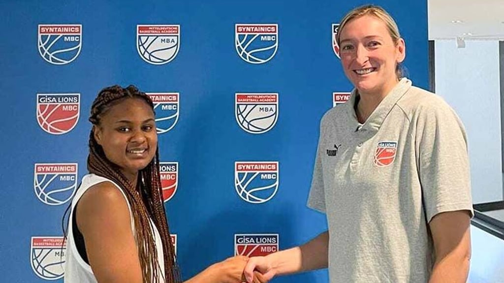 Fatou Jallow (l.) wird von Lions-Managerin Katharina Fikiel im Trainingslager begrüßt.