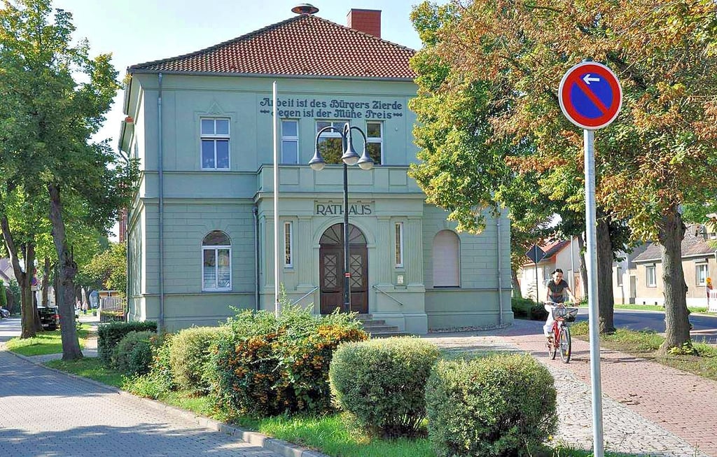 Das Rathaus Neundorf kann bereits seit dem Herbst 2019 nicht mehr komplett genutzt werden. Im Inneren laufen derzeit Arbeiten am Dach. Es braucht noch Arbeiten an der Treppe, einen zweiten Fluchtweg und die Barrierefreiheit.