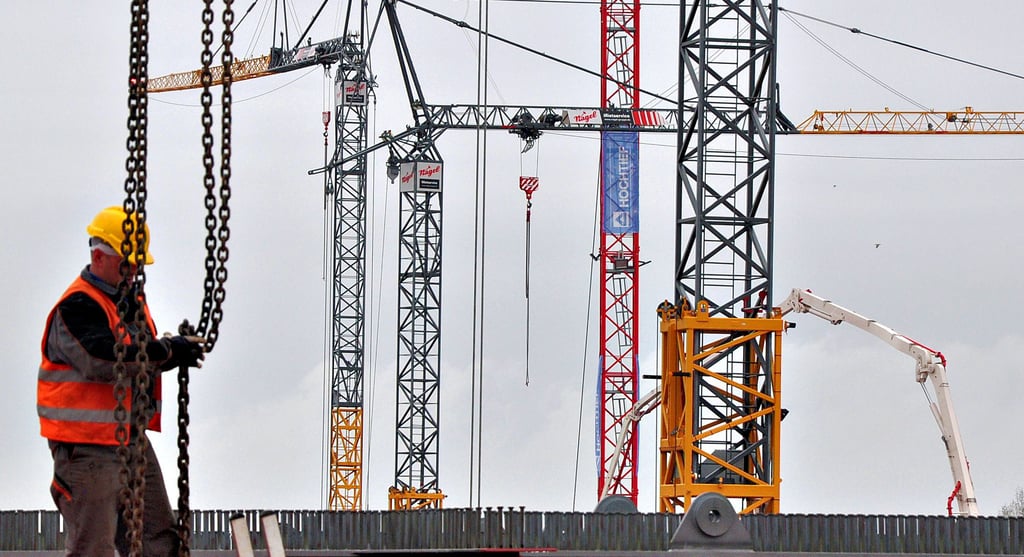 Blick auf eine Baustelle in Magdeburg: Bevor sich die Kräne drehen, müssen die Bauingenieure planen.