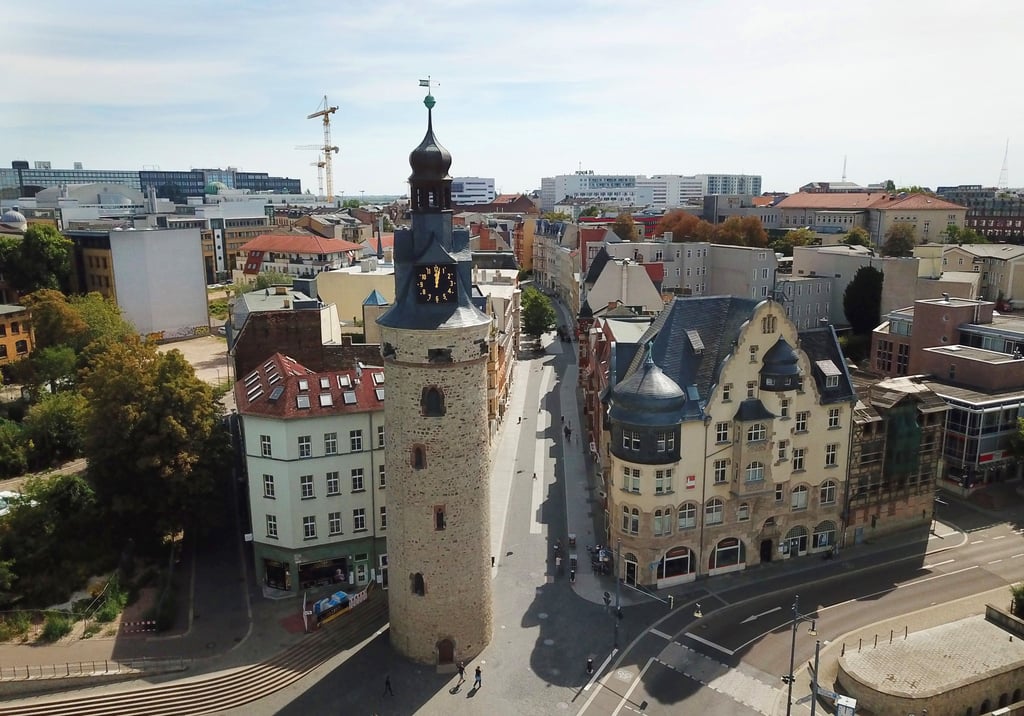 Etliche Menschen wollten am Sonntag den Leipziger Turm in Halle besuchen, sodass nicht alle Besucher hochgelassen werden konnten.