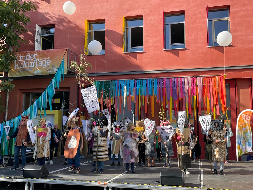 Als imposante „Waldgeister“ kamen Schüler der Magdeburger Grundschule Lindenhof daher – großes Kostüm. Das Waldvolk schließt am Ende Frieden mit einem zunächst aussätzigen Kürbiskopf. Kostüm, Geschichte, Inszenierung - alles stammt aus Kinderköpfen.