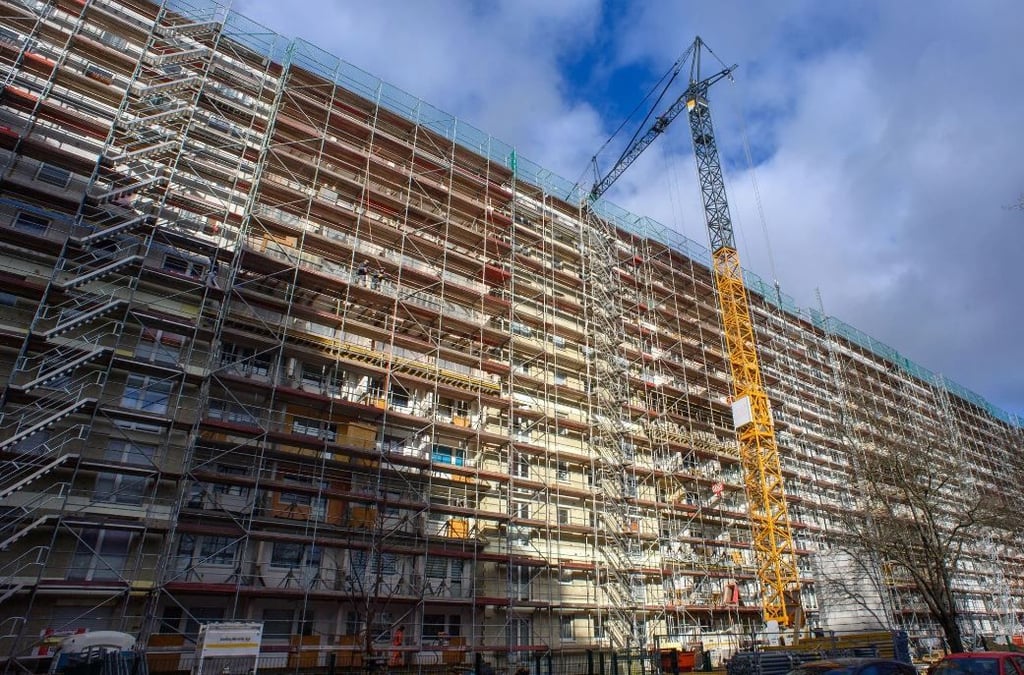 In Magdeburg sind die Mieten bundesweit mit am günstigsten. Doch die Ansiedlung von Intel könnte zu einer deutlichen Preissteigerung auf dem Wohnungsmarkt führen. Es wird mit einem massiven Mehrbedarf an Unterkünften und einer hohen Auslastung gerechnet. Archivbild: