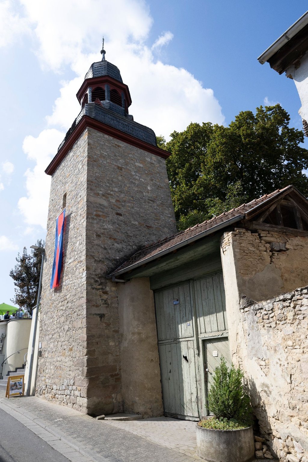 Durch die Neigung von 5,4277 Grad gilt der ehemalige Wehrturm von Gau-Weinheim nach Einschätzung des Rekord-Instituts für Deutschland (RID) als „schiefster Turm der Welt“.
