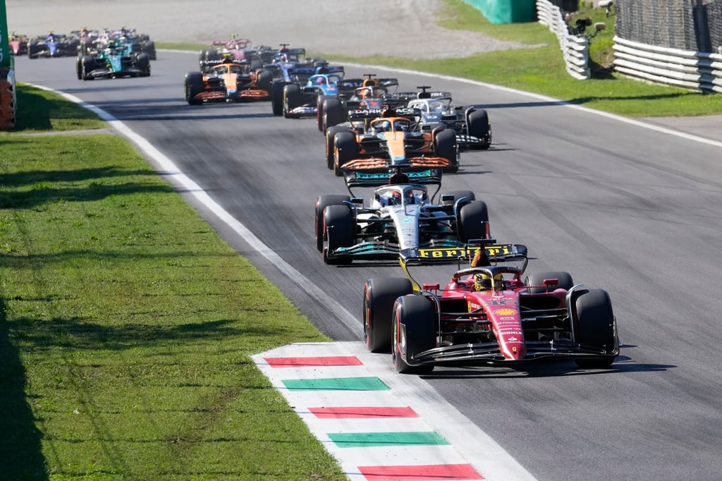 Charles Leclerc (vorne) aus Monaco vom Team Ferrari steuert sein Auto auf der Rennstrecke.