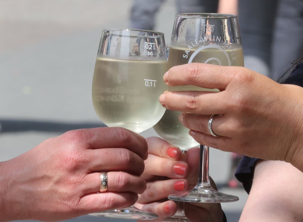 Regelmäßiger Alkoholkonsum erhöht das Krebsrisiko. Viele Menschen sind sich dieser Gefahr aber nicht bewusst.