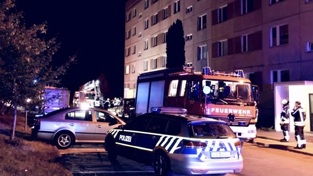 Feuerwehreinsatz in der Helmut-Welz-Straße in Aschersleben: Viele Helfer sind beim nächtlichen Einsatz vor Ort.