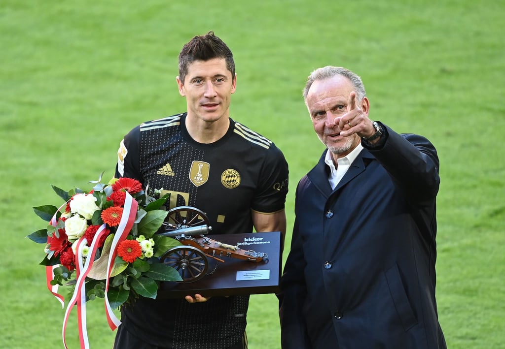Der FC Bayern München um Ex-Vorstandsboss Karl-Heinz Rummenigge (r) hatte Stürmerstar Robert Lewandowski im Sommer nach Barcelona abgegeben.