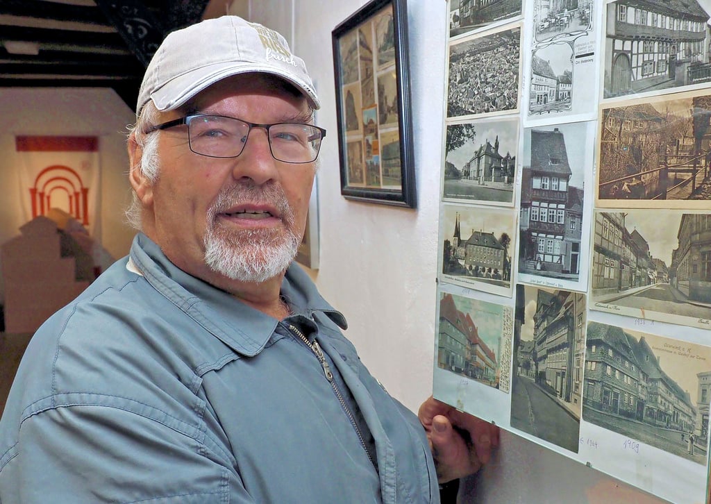 Hans-Joachim Natzenberg zeigt seine gesammelten Postkarten und Fotos vom alten Osterwieck in der Stephanikirche.