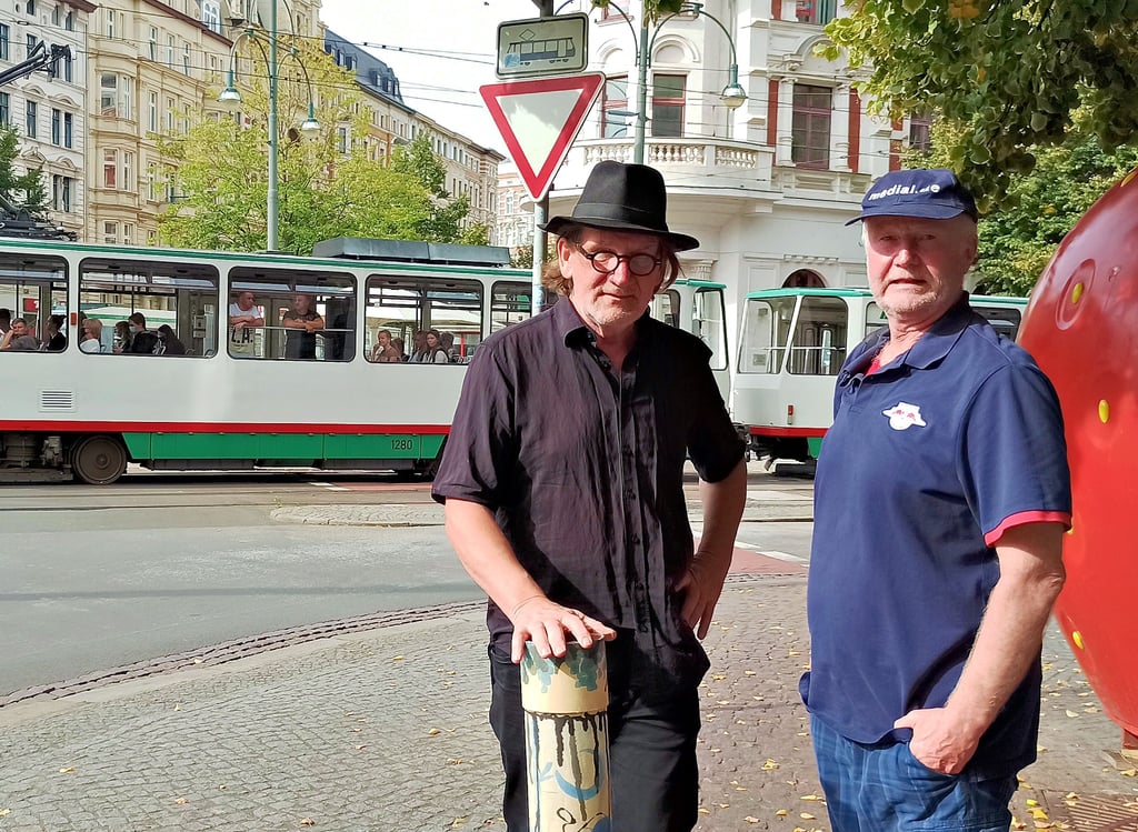 Autor Herbert Beesten (links) im Gespräch mit dem Magdeburg-Besucher Michael Peter. Er hatte in Magdeburg studiert.