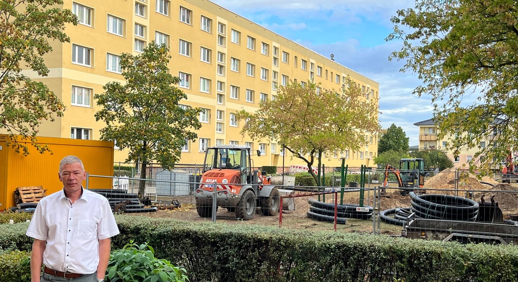 Info Elsner vor dem Wohnblock Otto-Nuschke-Straße. Im Innenhof kaufen die Bauarbeiten für das neue Wärmenetz.