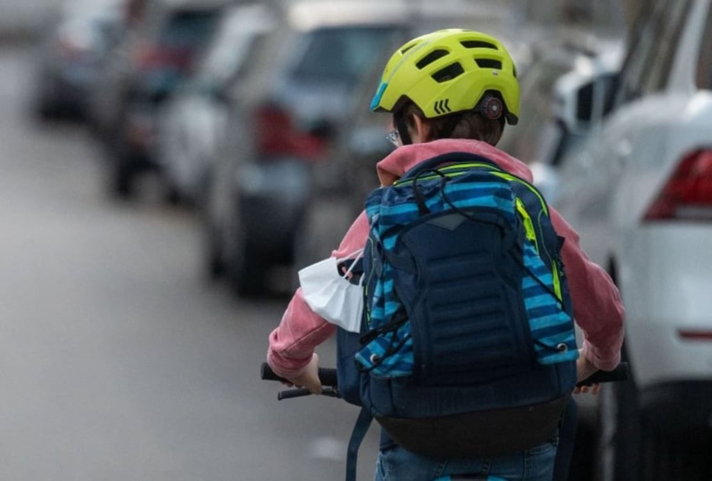 Ein 12 Jahre altes Mädchen ist offenbar auf der Kustrenaer Straßein Bernburg im Salzlandkreis in Sachsen-Anhalt von einem weißen Auto angefahren und verletzt zurückgelassen worden. Symbolbild: