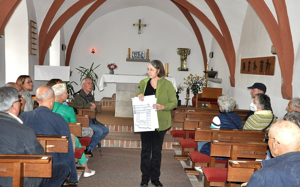 Museumsleiterin Antje Reichel berichtete den Teilnehmern der Führung in der heutigen St.-Norbert-Kapelle der katholischen Kirche über frühere Nutzungen. Unter anderem hatte in dem einstigen Cellarium des Klosters der Gerichtsdiener seine Wohnung.
