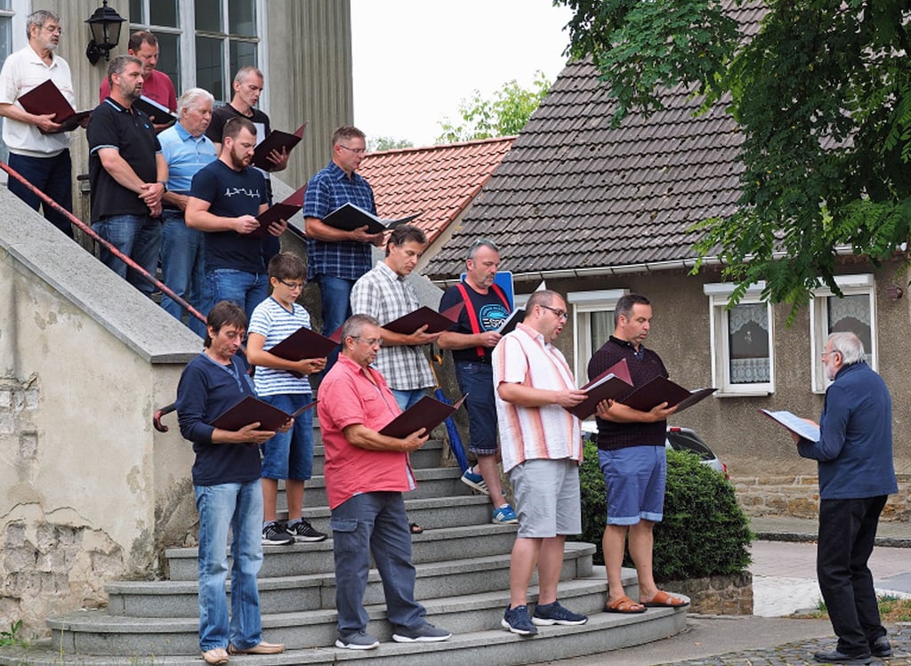 Der Männerchor bei seiner "Treppenprobe" vor zwei Jahren während der schweren Zeit der Beschränkungen.