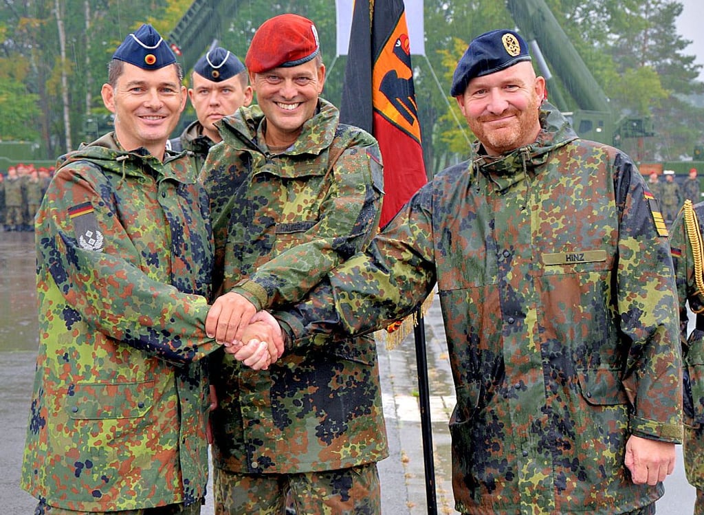 Kai Häußermann (Mitte) übergibt das Kommando über das Logistikbataillon 171 von Michael Hinz (r.) an Thorsten Fennel.