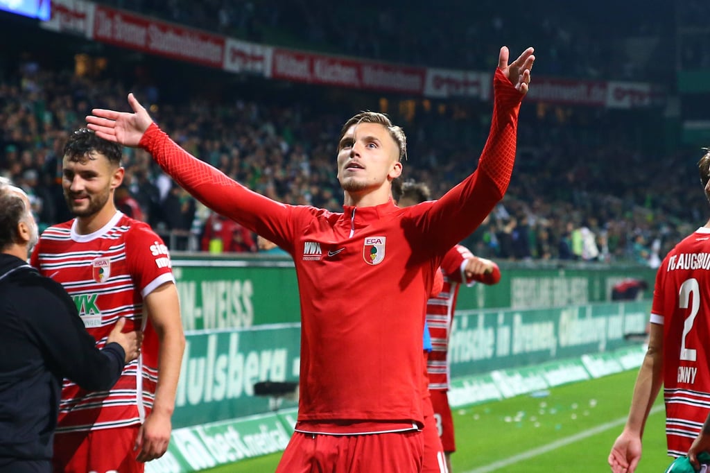 Ermedin Demirovic jubelt über den Sieg gegen Bremen.