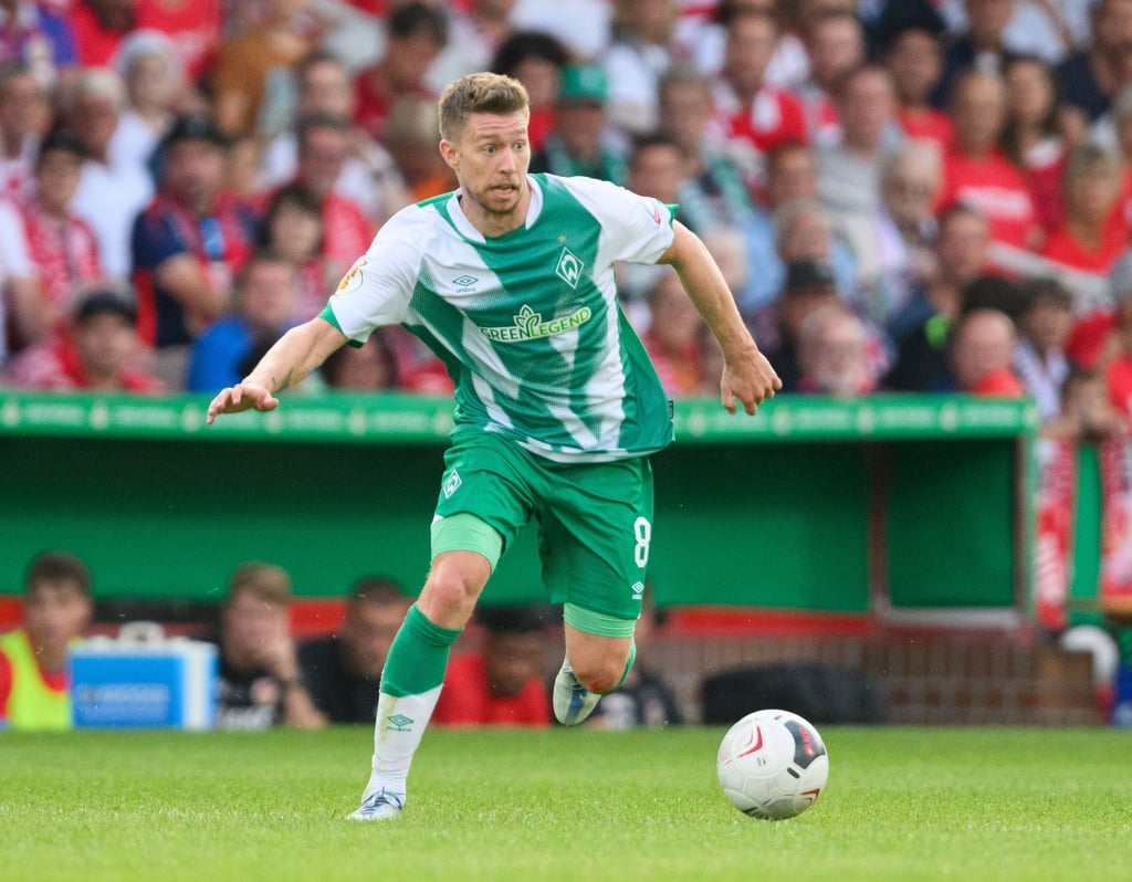Bremens Mitchell Weiser führt den Ball im Tempodribbling nach vorne.