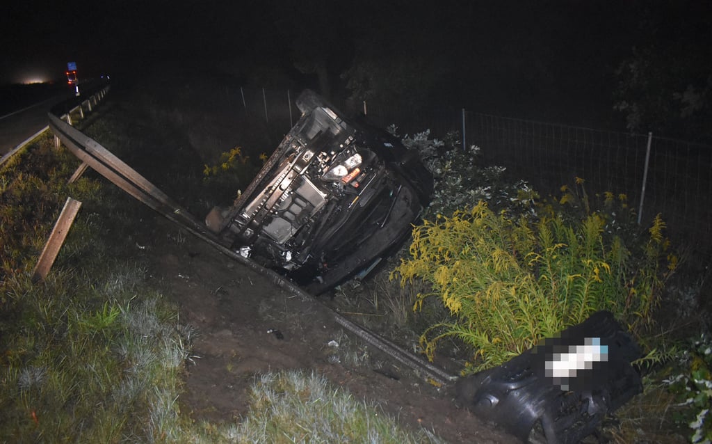 Das Auto ist nach dem Unfall auf der A9 nahe Dessau nur noch Schrott.