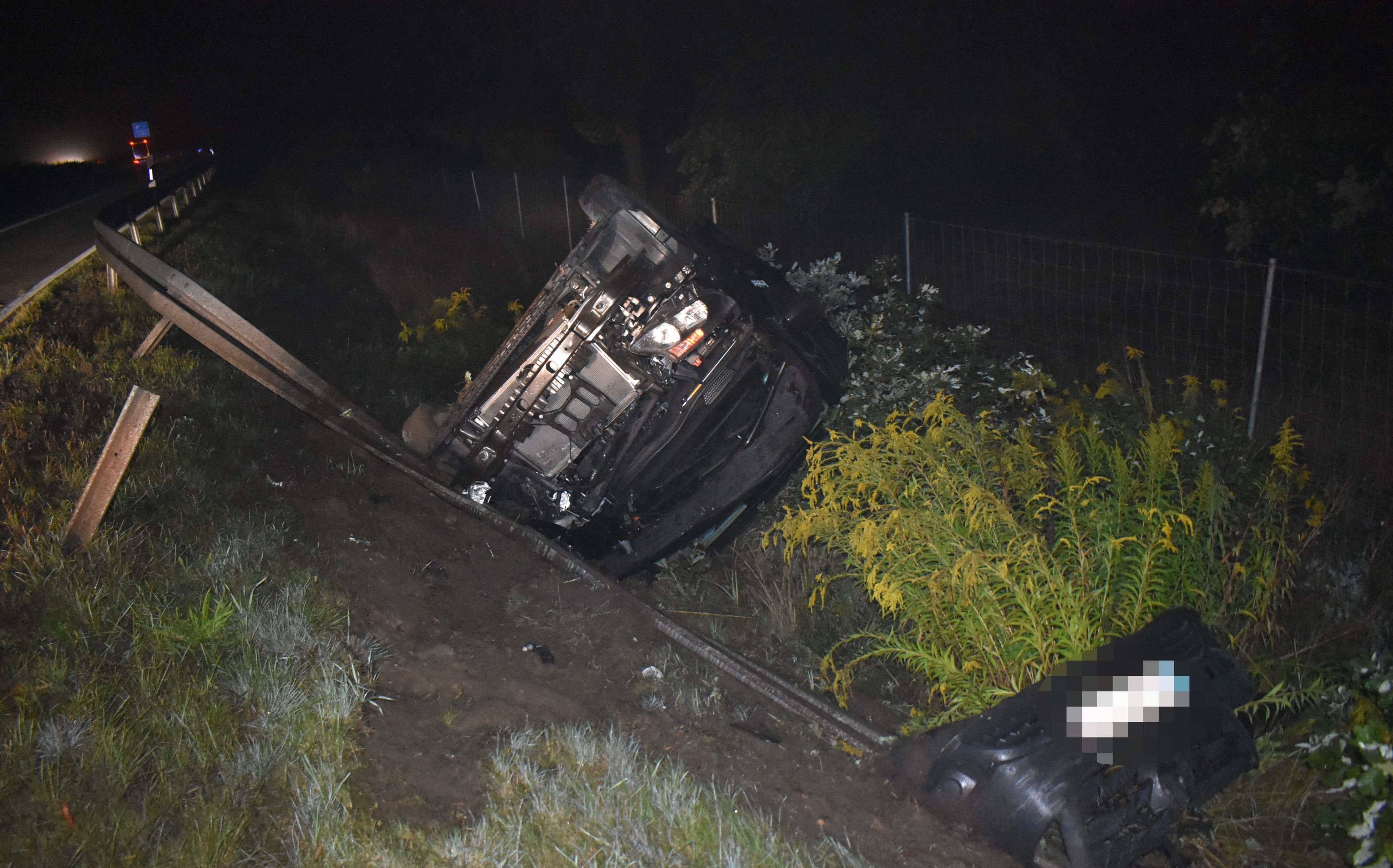 Unfall A9 Dessau: Mercedes durchschlägt Leitplanke und überschlägt sich