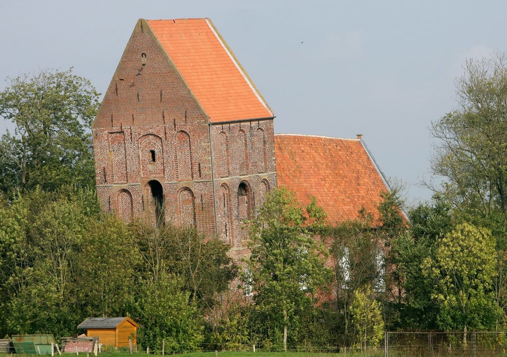 Im ostfriesischen Suurhusen (Kreis Aurich) steht eine Kirche mit einem schiefen Turm.