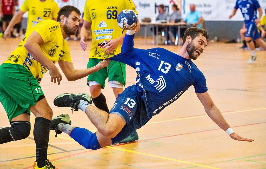 Tim Bielzer, Neuzugang vom Zweitligisten Dessau-Roßlauer HV, ist kaum aufzuhalten: Hier erzielt der Kreisläufer und Abwehrchef einen seiner fünf Treffer für den HCB im „Euroville“ gegen Bad Blankenburg.