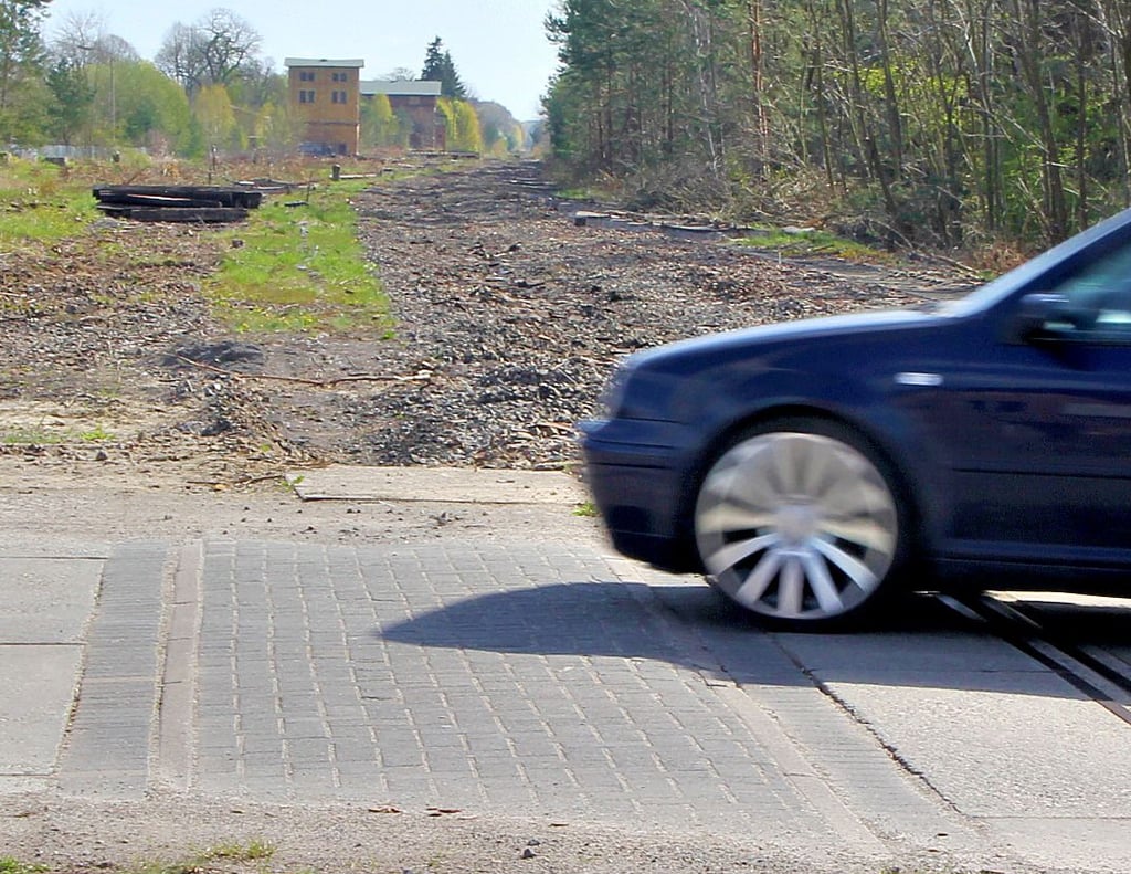 Die ehemalige Bahnstrecke in Nedlitz ist immer noch in der Landschaft erkennbar.