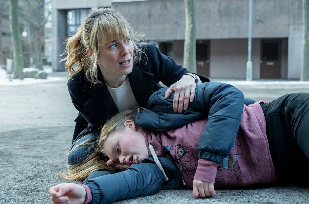Die jugendliche Zeugin Klara Canetti (Anouk Petri) kollabiert nach ihrer Aussage neben Kommissarin Isabelle Grandjean (Anna Pieri Zürcher).