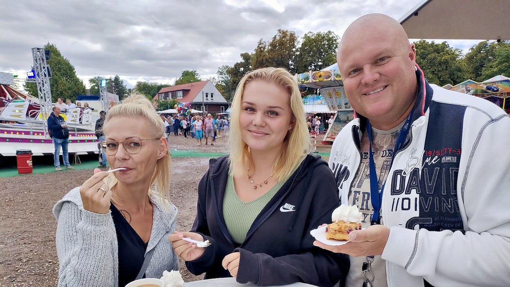 Cornelia (links), Summer und Tino Zain aus Nachterstedt kommen zu fast jedem Pflauemnkuchenfest nach Plötzkau.