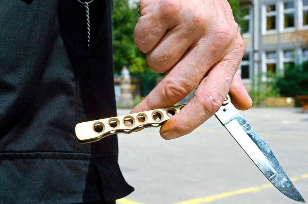 Zwei Mädchen im Alter von 14 und 18 Jahren sind am Sonntag am Ulrichplatz in Magdeburg in Sachsen-Anhalt von drei Jugendlichen mit einem Butterfly-Messer bedroht worden. Symbolbild:
