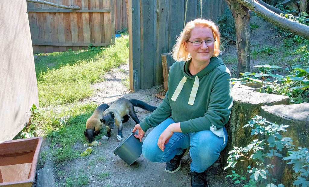 Die neue Lehrparkpädagogin Katja Flügel mit ihren Lieblingstieren, den Sibirischen Butmardern Nikita und Lika