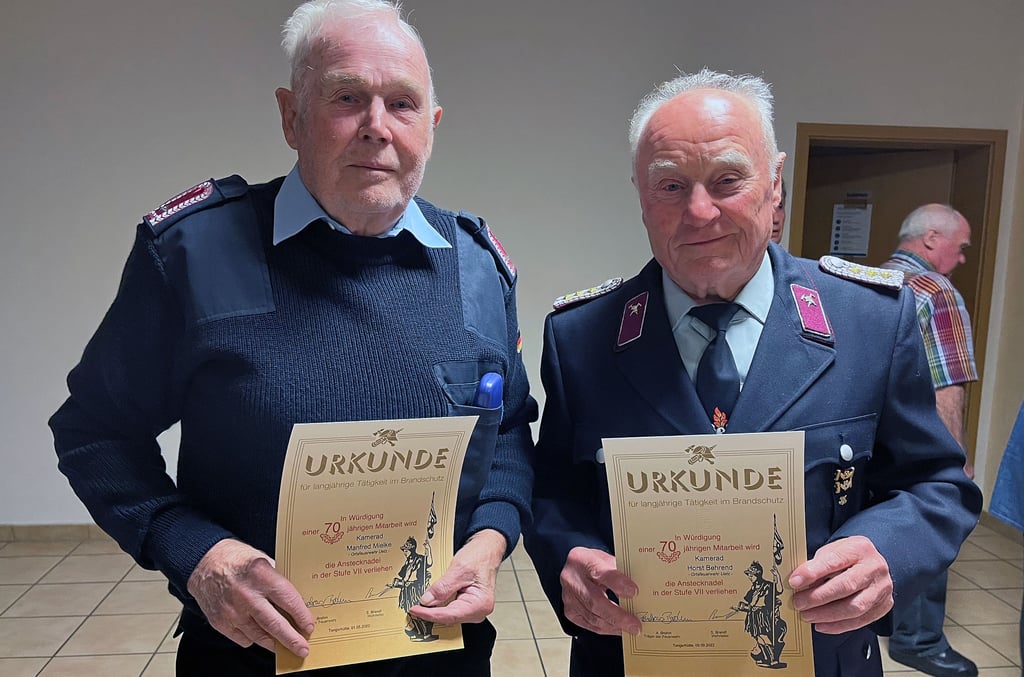 Manfred Mielke (links) und Horst Behrend wurden für 70 Jahre in der Freiwilligen Feuerwehr Uetz geehrt.