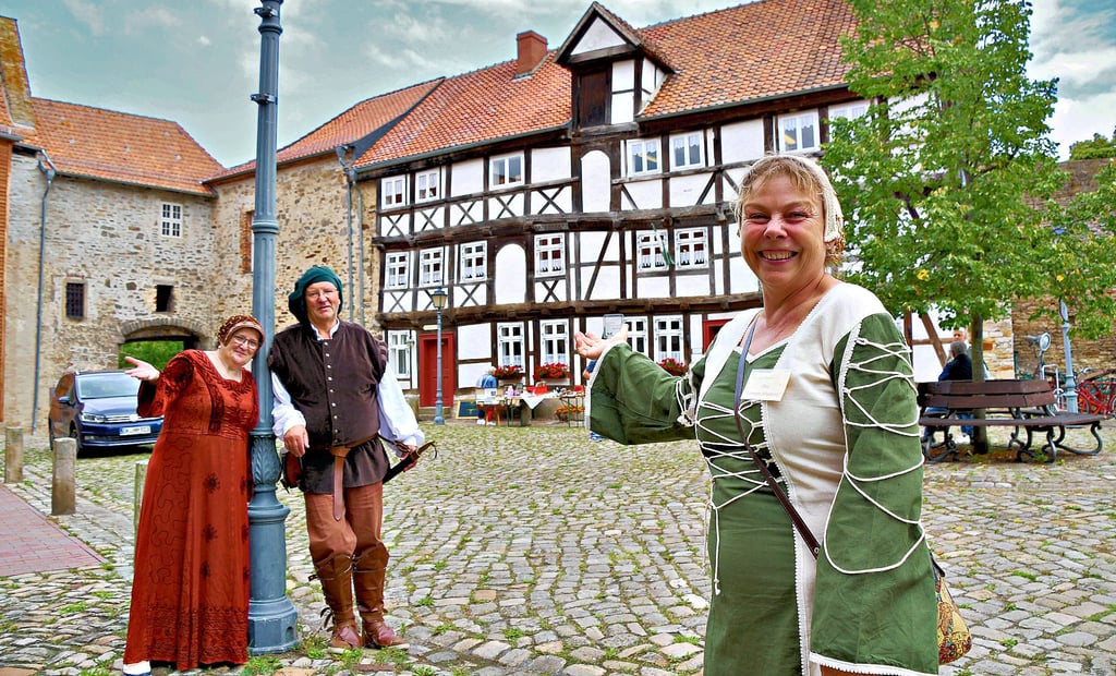 Christiane Schütrumpf (r.) ist in ihrem Job als Bauingenieurin tätig. In ihrer Freizeit führt die Oebisfelderin als Magd über das Areal der historischen Burganlage. Zum Heimatverein zählen auch Burgfrau Elke Kossmann (l.) und Jörg Kunau, der Roland der Allerstadt.