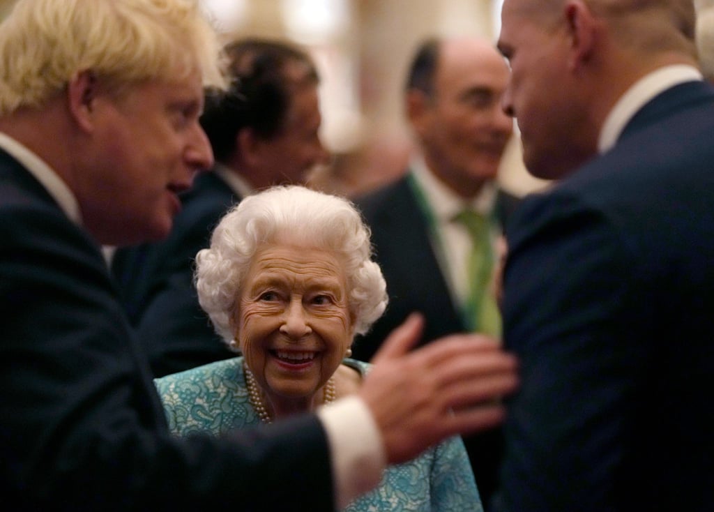Die britische Königin Elizabeth II. und Premierminister Boris Johnson (l) bei einem Empfang im vergangenen Jahr.