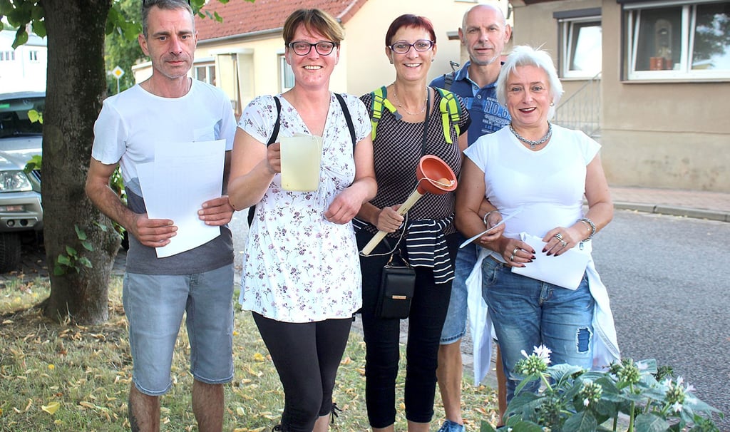 Meist in kleinen Gruppen zogen die Teilnehmer an der Dorfrallye durch Emden. Das Pümpeln mit Kartoffeln gehörte zu den zwölf Disziplinen, die es in diesem Jahr zu absolvieren galt.