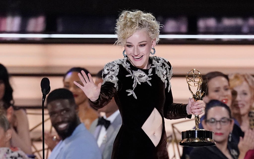 Julia Garner nimmt den Emmy als beste Nebendarstellerin entgegen.