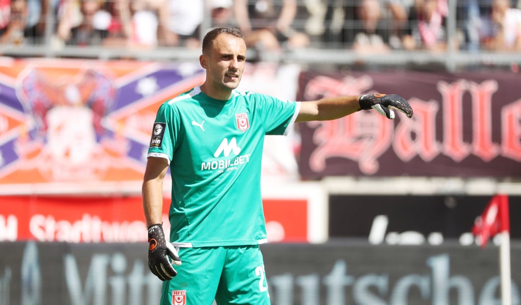 Torwart Felix Gebhardt hat sich in Halle einen Stammplatz gesichert.