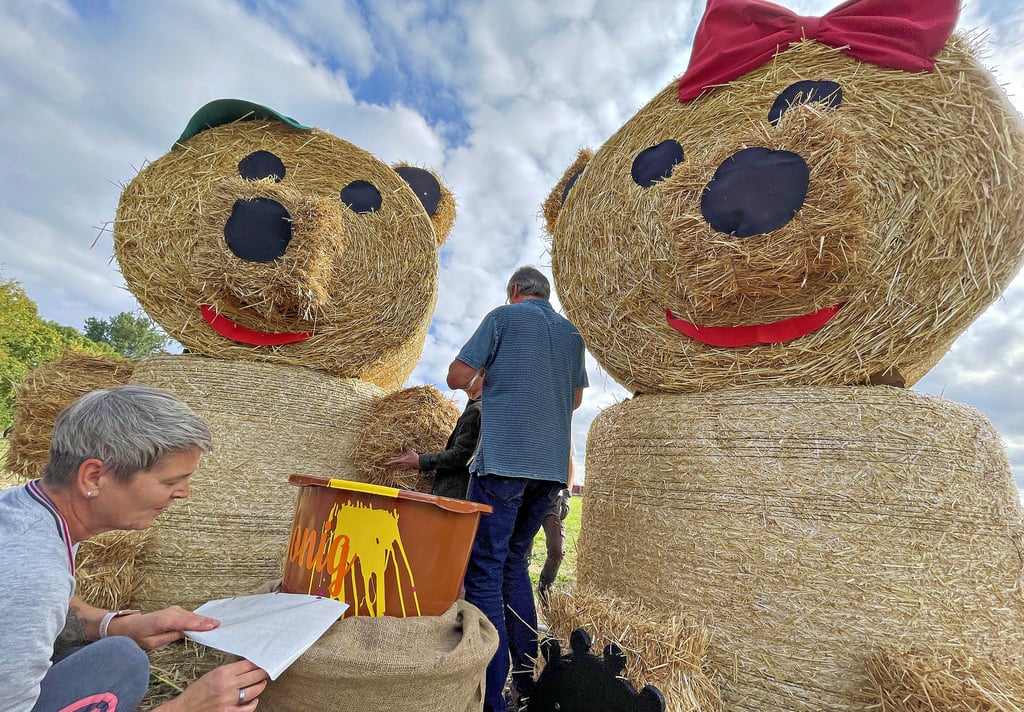 Zwei honigverliebte Strohbären laden am Ortseingang Stegelitz zum diesjährigen Erntedankfest ein.