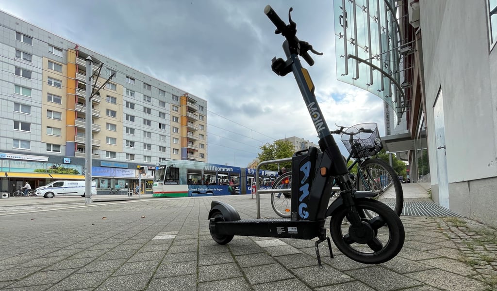E-Roller im Verleih gehören mittlerweile zum Stadtbild in Magdeburg. Ganz unumstritten sind sie nicht.