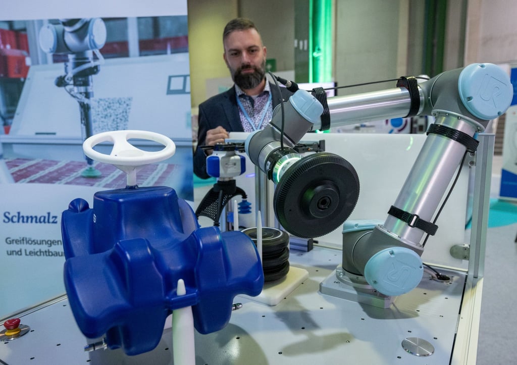 Björn Ulrichsohn präsentiert am Stand der Firma Schmalz auf dem Robotics Festival in Leipzig Greifroboter.