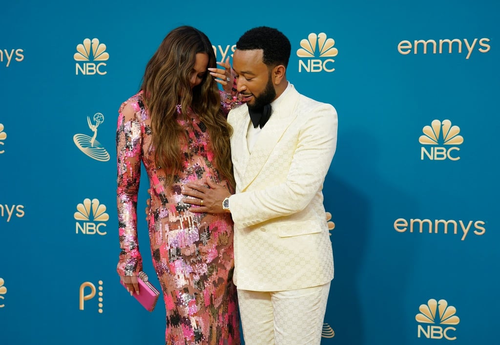 Chrissy Teigen (l), Model aus den USA, und John Legend, Sänger aus den USA, kommen zu der Verleihung der 74. Emmy Awards im Microsoft Theater in Los Angeles. Die beiden erwarten ein Kind.